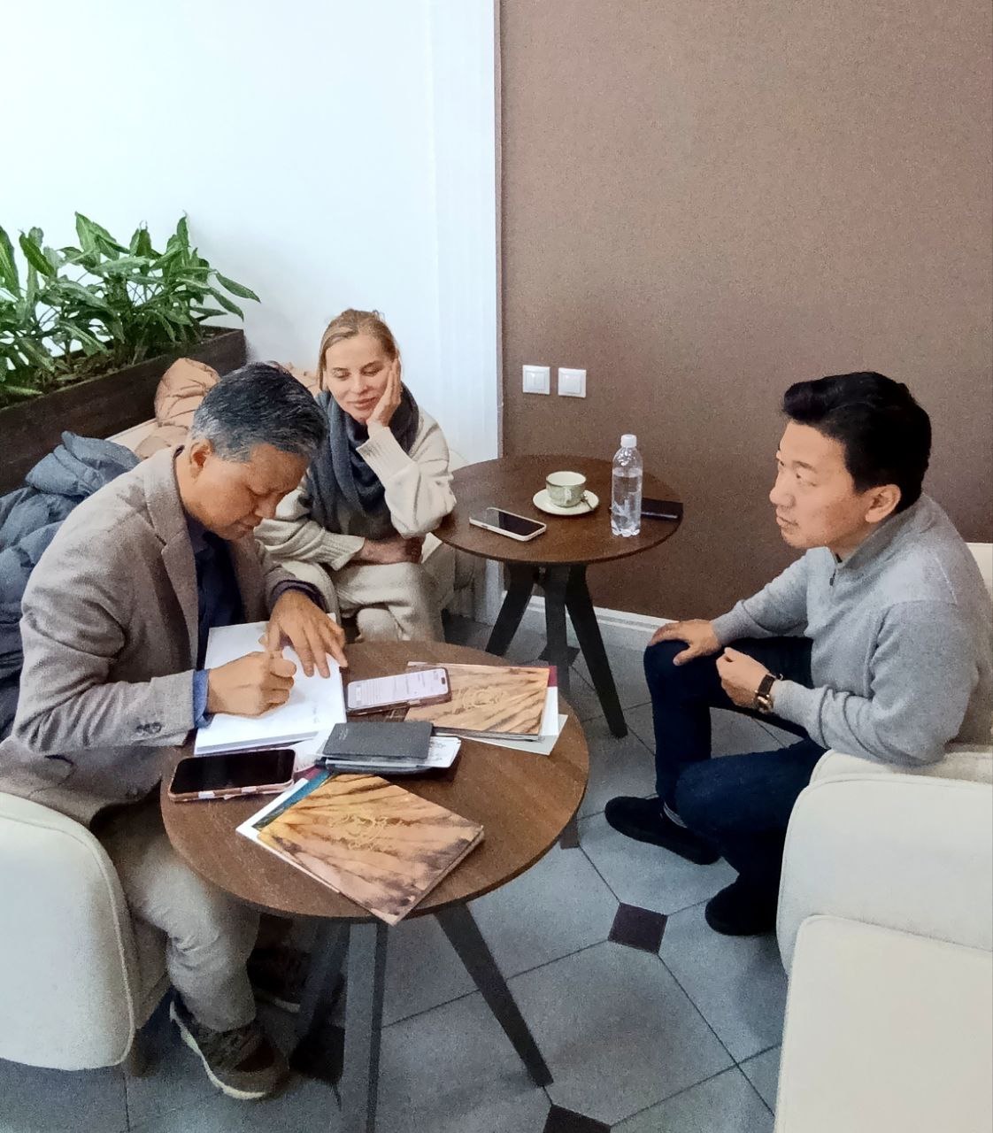 Readers’ Meeting · Conversation & Signing