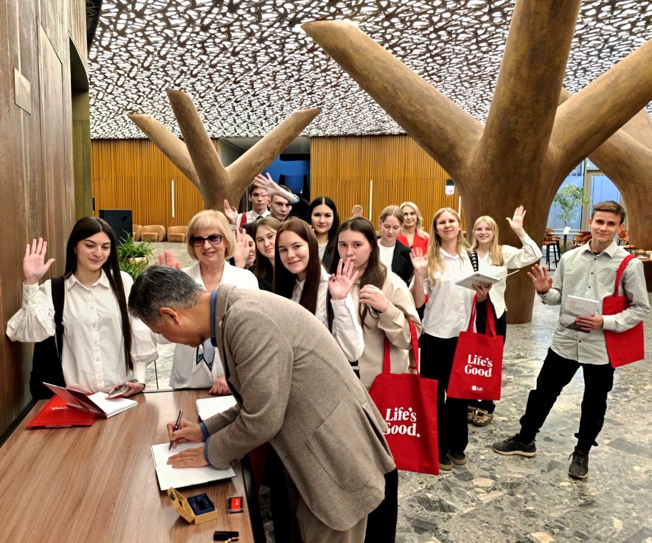 Readers’ Meeting · Group Signing